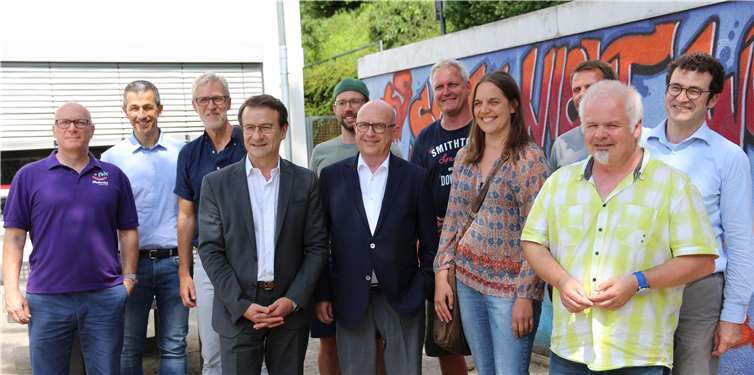 Miguel Vicente, Landesbeauftragter für Integration und Bürgermeister Michael Kessler (Mitte) stellen zusammen mit Vertretern der Schulen, des LSB sowie der Stadtverwaltung das Projekt „Sport und Integration“ vor. GM