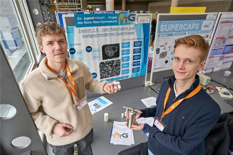 Mika Pehl und Simon Braun (von links) beschäftigten sich mit einem hydraulischen Widder, mit dem Wasser ohne Strom um mehrere Höhenmeter nach oben transportiert werden kann.