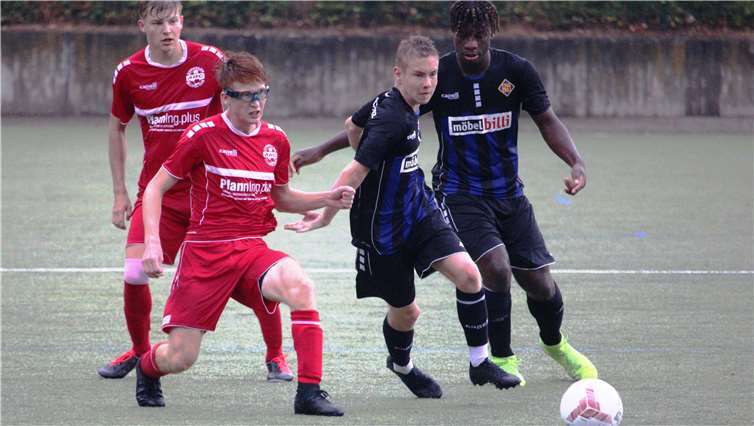 Mika Schlee (vorne) und Julius Lemm (hinten) mussten sich nach großem Kampf dem Favoriten TuS Koblenz geschlagen geben. Foto: Martin Brand