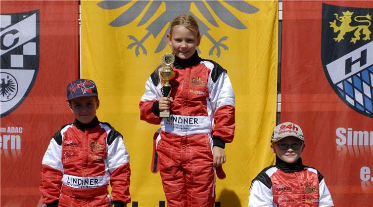 Mika Schmitt, Julia Segura und Florian Rauhe (von links) bei der Siegerehrung. privat