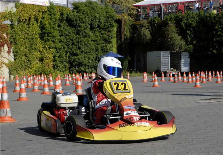 Mika Schmitt mit seinem Kart.