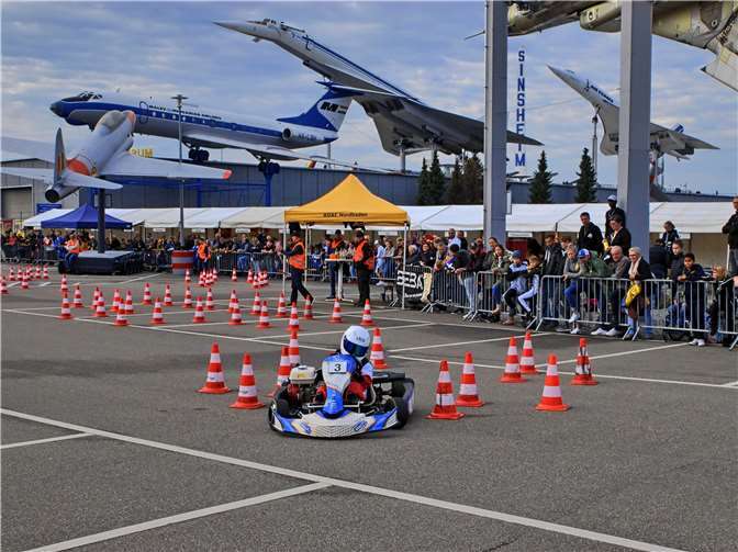 Mika bei seiner Fahrt durch den Parcours. Fotos: privat