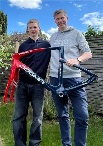 Mika erhält von Christian seinen neuen Rennrahmen. Foto: privat