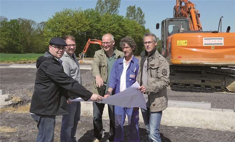 Mike Brüggemann (v.li. - Planungsbüro Fischer), Jan Funcke (Bauleiter STRABAG), Dr. Markus Fischer (Leiter Planungsbüro Fischer), Thomas Juds (Vorarbeiter STRABAG), Udo Müllenborn (Gebäudemanagement Gemeinde Swisttal).Gemeinde Swisttal