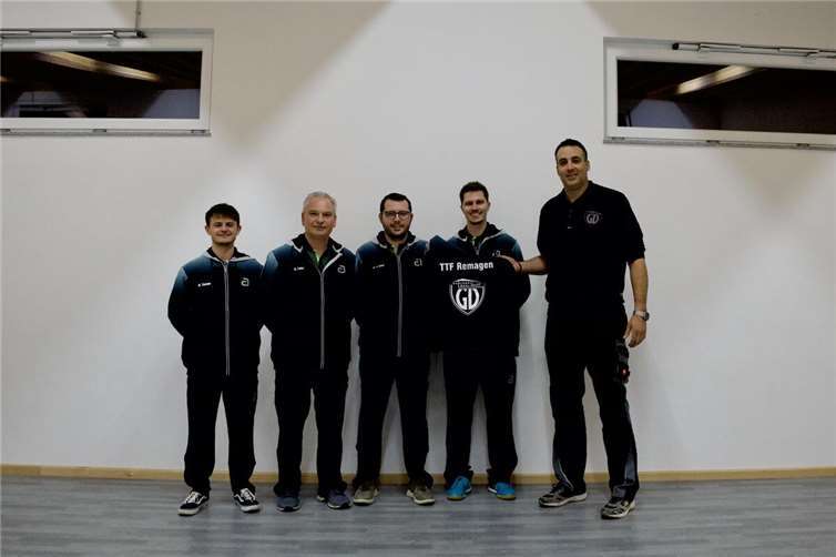 Mike Dühr (Geschäftsführer Gebrüder Dühr GmbH) bei der Übergabe an die 1. Mannschaft.  Foto: privat