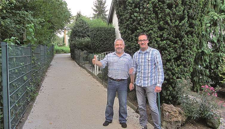 Mike Karen (CDU) und der Fraktionssprecher der F/B/G, Werner Rosenbaum in dem genannten Fußweg.  Privat