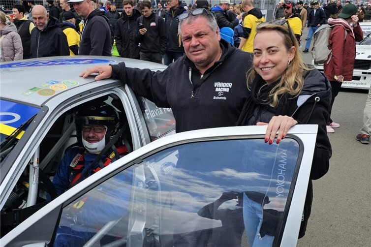 Mike Klebe ( im Cockpit) Schorch Dornhege und Flavia Fernandes in der Startaufstellung zum Rennen der Tourenwagen Golden Ära 