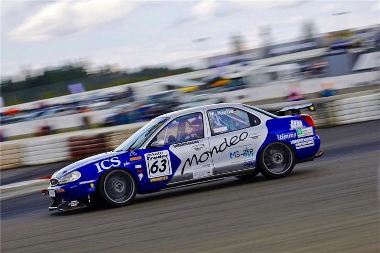 Mike Klebe mit seinem Ford Mondeo in der „Golden Ära der Tourenwagen.  Foto: Christoph Caspary