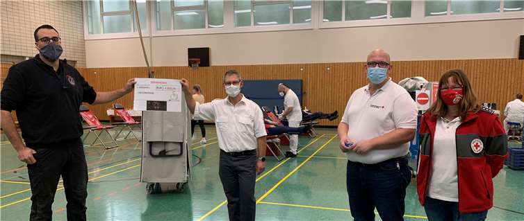 Mike Michel Dühr übergab Oliver Watschounek eine Spende ihne Höhe von 4.000 Euro. Foto: privat