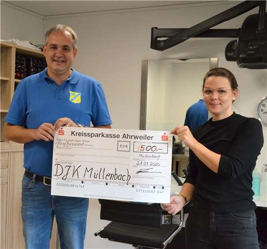 Mike Mönig (1. Vorsitzender DJK Müllenbach) und Annika Schumacher (Friseursalon Schumacher) bei der Spendenübergabe. Foto: privat
