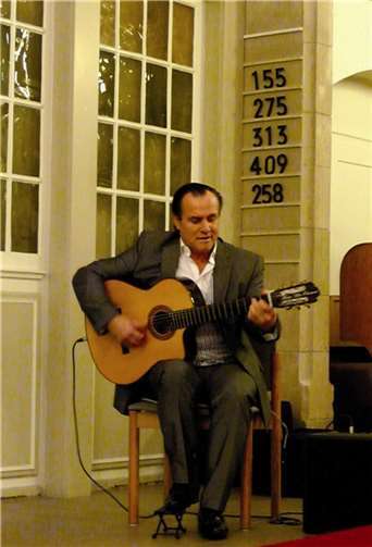 Mike Reinhardt, ein Sohn von Daweli Reinhardt, reichte mit Gitarrenklängen die Hand zur Versöhnung.