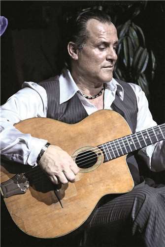 Mike Reinhardt mit old Guitar.  Privat