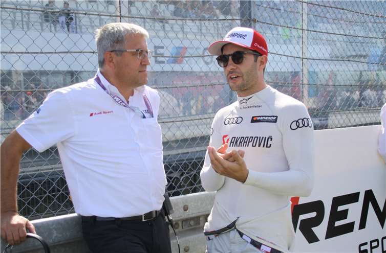Mike Rockenfeller kurz vor dem Startim Gespräch mit Teamchef Ernst Moser von Audi Sport Team Phoenix.