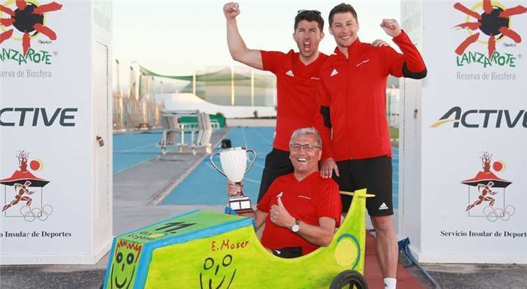 Mike Rockenfeller (links oben) gemeinsam mit Teamkollege Loic Duval und Teamchef Ernst Moser auf Lanzarote. Audi Communications Motorsport/Michael Kunkel