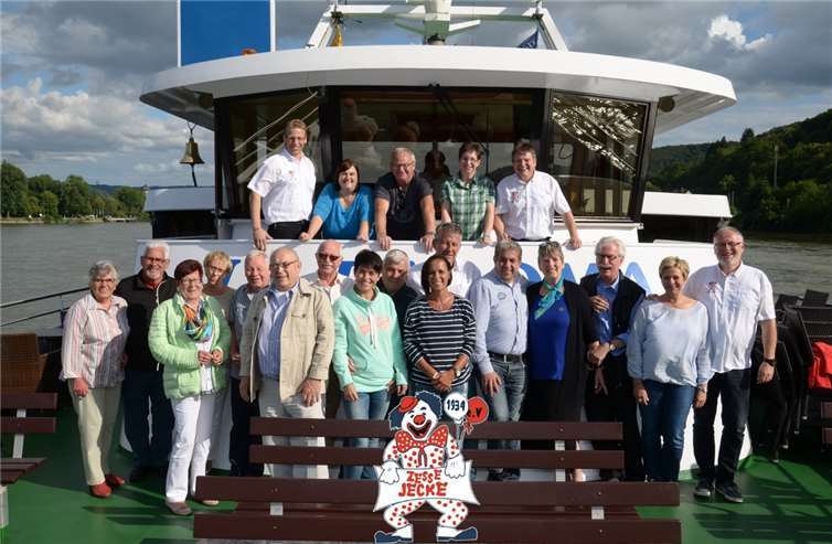 Mike Roth (hinten, links), Vorsitzender der Zesse Jecke, und das amtierende Prinzenpaar Detlef und Andrea Wittke (hinten, von rechts) begrüßten die Tour-Teilnehmer. privat