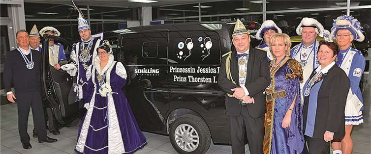 Mike Stierle (li.) überreicht im Beisein des prinzl. Hofstaates den Fahrzeugschlüssel an das Prinzenpaar Jessica I. und Thorsten I. W. Mies