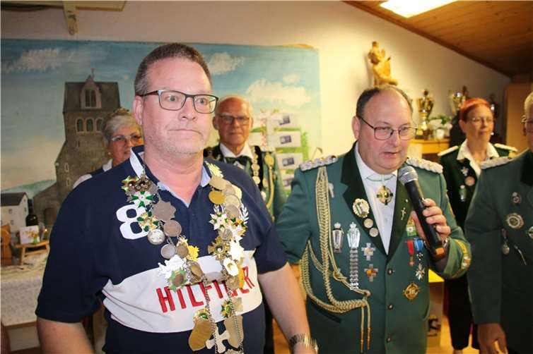 Mike Vogel trägt die Wanderkette für das Gruppenschießen der Herren stellvertretend für Rieden 1.