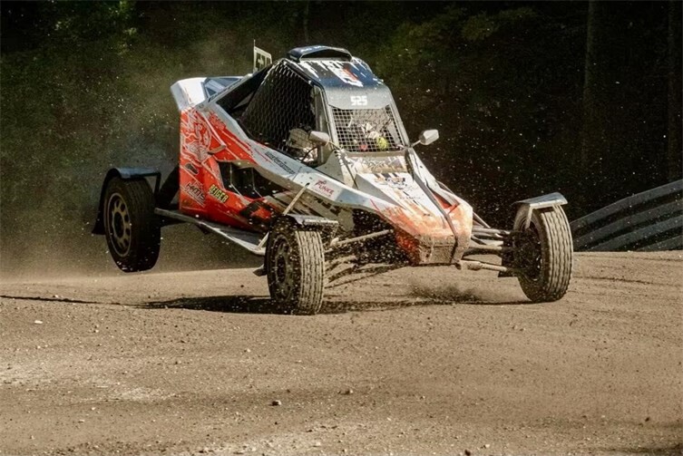 Mike Westhoff im spektakulären Einsatz auf dem Matschenberg: Mit starken Leistungen im Saisonfinale sicherte sich Mike den dritten Platz in der Deutschen Autocross Meisterschaft 2026.
