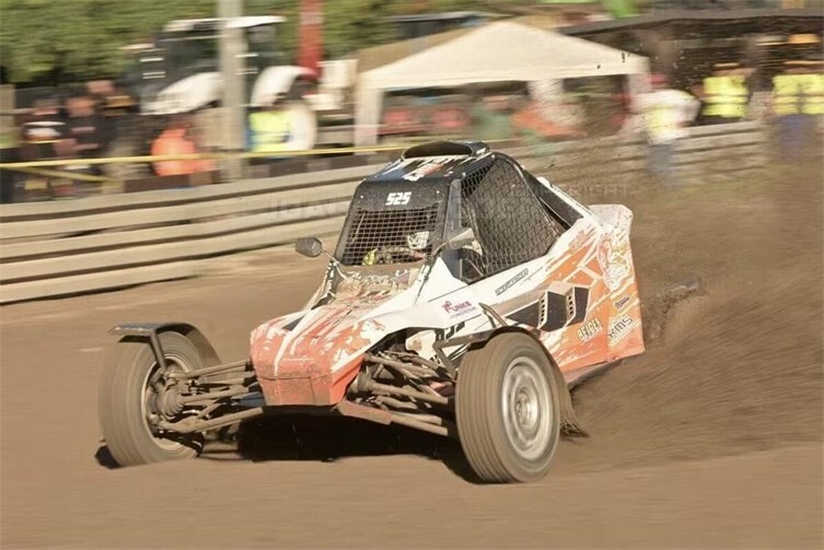 Mike Westhoff im spektakulären Einsatz auf dem Matschenberg. Mike wurde Dritter in der Deutschen Autocross Meisterschaft 2026. 