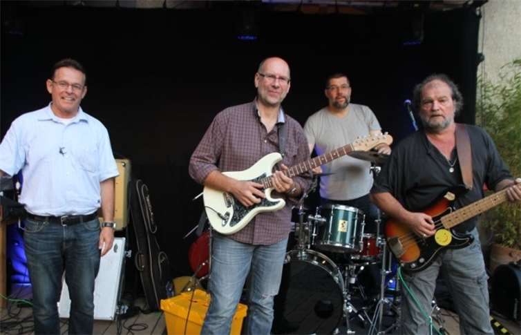 „Mike küttnett and the blues potatoes“ kann man ab 21.30 Uhr auf der Bühne erleben.