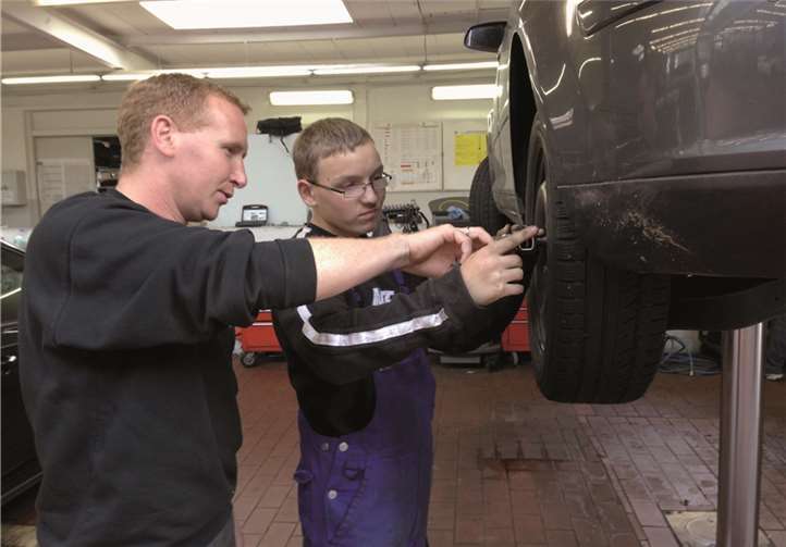 Mike lässt sich von seinem Betreuer Mike Stein bei der Löhr Automobile GmbH in Bad Neuenahr erklären, wie die Schrauben wieder angezogen werden.