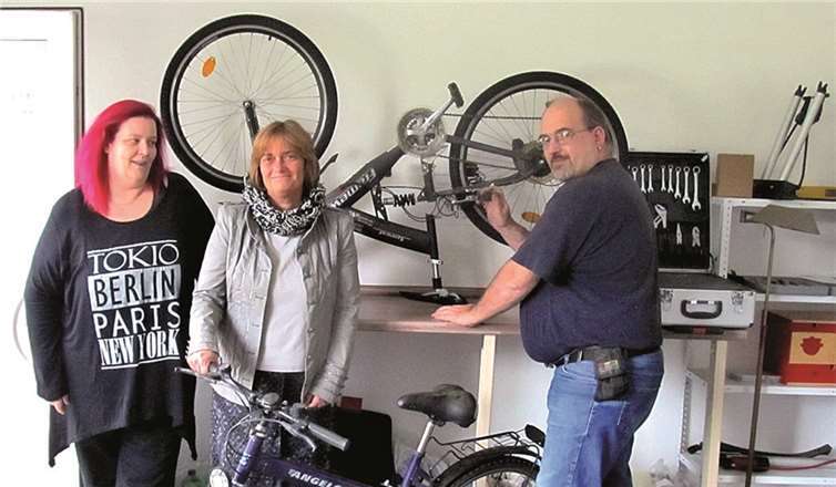 Mike und Anja Stricker von der Fahrradwerkstatt mit Dr. Ute Stuhltraeger-Fatehpour (Mitte) vom Zusammenschluss „Familie sayn“ helfen Flüchtlingen.PS