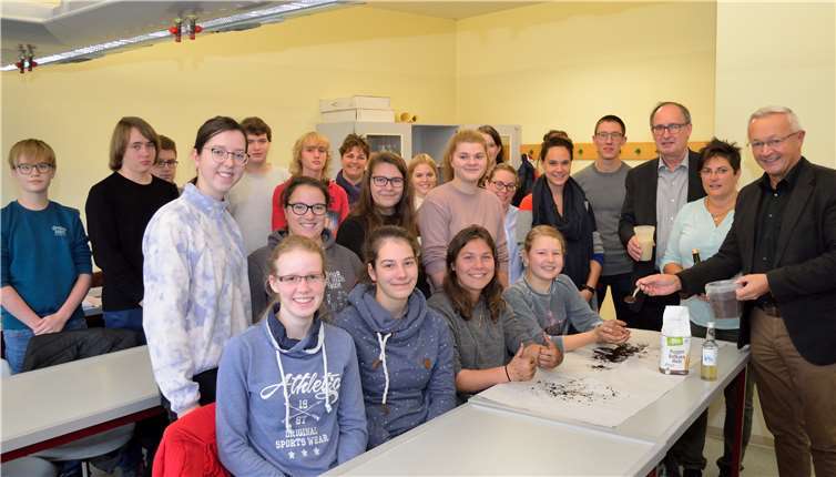 „Mikroplastik in Kosmetik und in täglich eingesetzten Körperpflegeprodukten - gibt es Alternativen ohne umweltbelastende Zusatzstoffe?“ Diese Themen standen im Mittelpunkt eines Workshops am Martin-Butzer-Gymnasium Dierdorf (MBG). Kordula Honnef, Leiterin des Kräutergartens der Franziskanerinnen auf dem Klosterberg in Waldbreitbach, gab im Auftrag des Nachhaltigkeitsprogramms der Kreisverwaltung Neuwied im Rahmen der Umweltbildung, einen praxisorientierten Unterricht über alternative Körperpflegeprodukte.Foto: privat