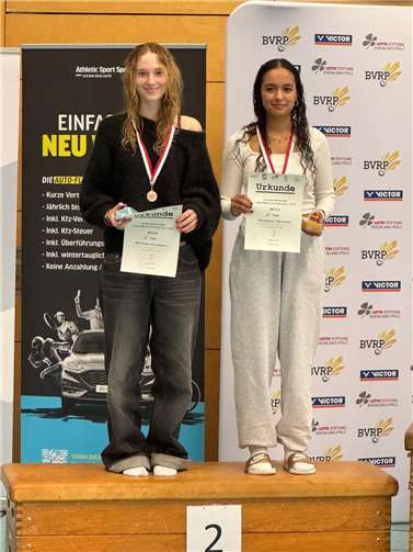 Mila Schlepp (li.) wurde gemeinsam mit Sina Chalgoum vom TB Andernach Südwestdeutsche Vizemeisterin im Doppel U19.Foto: BC Remagen
