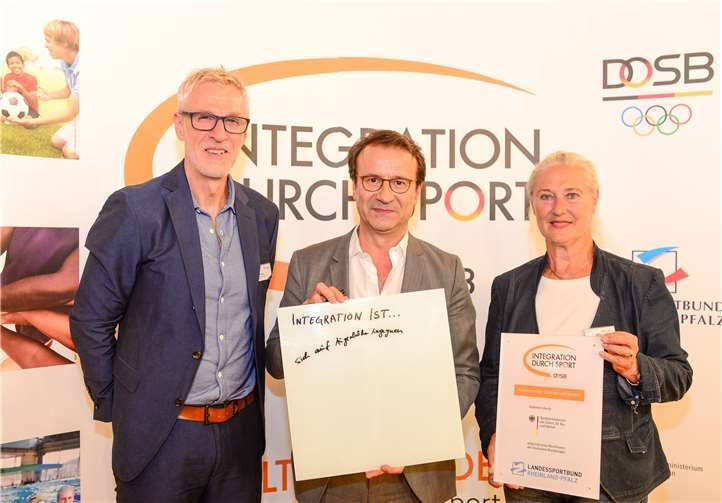 Milan Kocian (Programmleiter Integration durch Sport), Miguel Vicente ( Landesbeauftragter für Integration und Migration), Monika Sauer (Vorsitzende der CTG), die den Preis entgegennahm (v.l.). Kai Peters