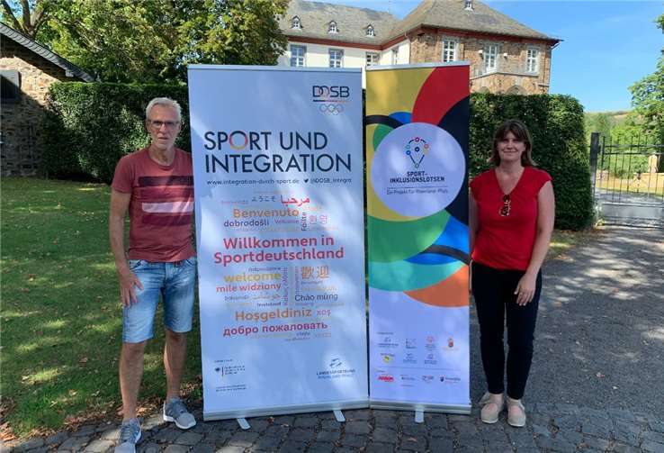 Milan Kocian, Referent für ‚Integration durch Sport‘ beim Landessportbund Rheinland-Pfalz (LSB) und Katja Froeschmann, Sportinklusionslotsin des LSB sowie Beauftragte für Inklusion und Integration der SpVgg Burgbrohl.Quelle: LSB