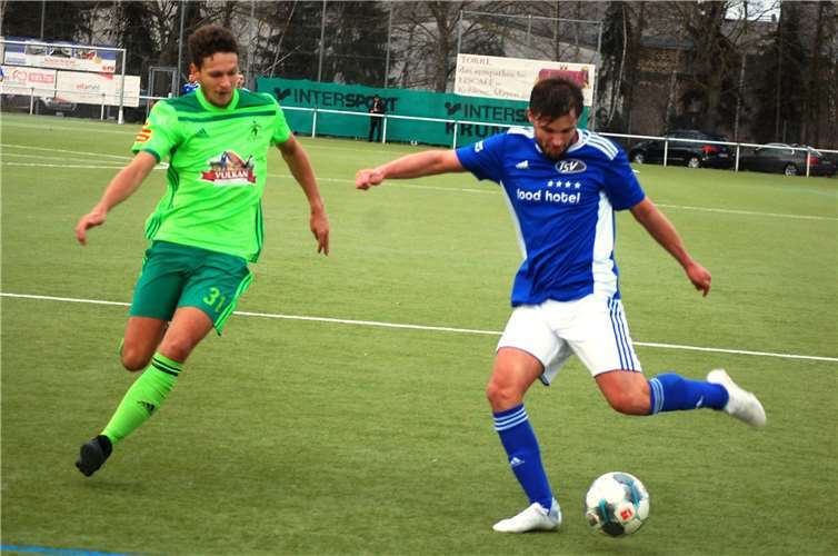 Milan Rawert (links) hatte gegen den agilen Marcel Christ alle Hände voll zu tun.