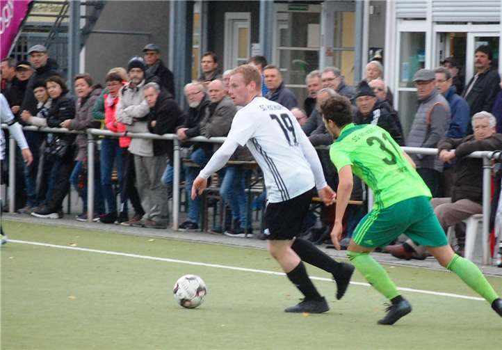 Milan Rawert (rechts) war einer der Aktivposten bei der SG Eintracht Mendig/Bell. Hier musste er Yannik Stein ausnahmsweise einmal hinterherlaufen.