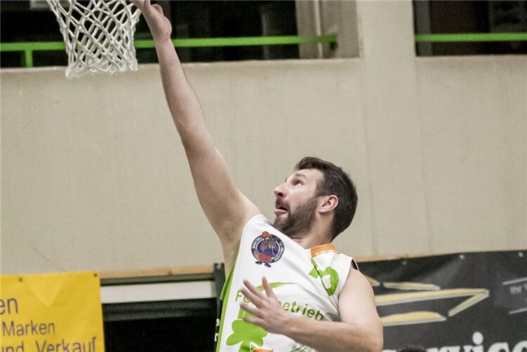 Milan Trtic (Nr.10 in grün-weiß beim Spiel gegen Bad Kreuznach) war bester Spieler auf dem Feld beim Heimsieg des TuS Treis-Karden gegen den TuS Herrensohr.