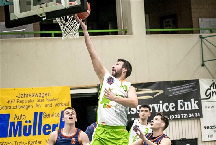 Milan Trtic vom TuS Treis-Karden (in weiß-grün beim Korbleger) war mit 28 Punkten Topscorer seines Teams beim Sieg gegen den VfL Bad Kreuznach.