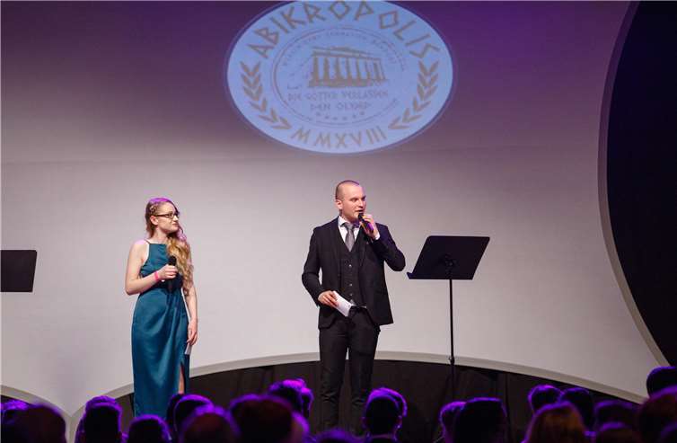 Milena Gizzi und Philipp Noll führten durch den Abend.