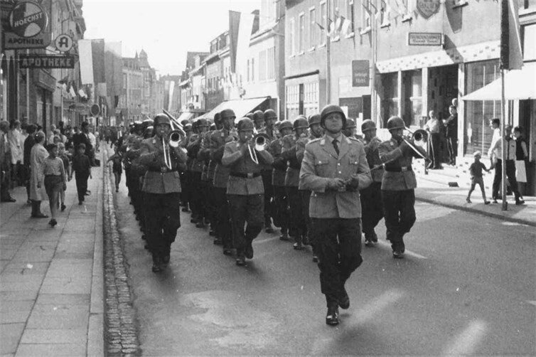 Militär. 01.09.1966 Bundeswehr kommt nach Montabaur - 1966..Original: Papierbild 90/60 mm sw.