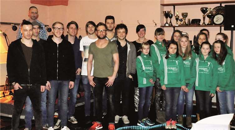 Milko Besic vom Gasthaus Bolz, die Bandmitglieder von "Ich bin VBIK" und von "Great Elephant", MdL Nicole Müller-Orth und die weibliche C/D-Jugend vom TuS Grün Weiß Mendig e.V. privat