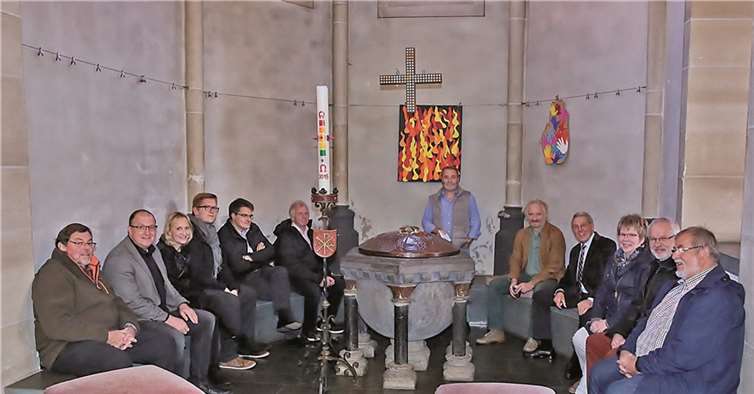 Millenniums-Runde (v.l.): Bernd Schiffarth (ehemaliger Stadtbürgermeister von Adenau; Guido Nisius (Verbandsbürgermeister); Claudia Nisius; Matthias Beer (Gemeindeassistent; Rainer Schlömp (Ortsbürgermeister Dümpelfeld); Adolf Jaax; Winfried Sander (Moderator); Wolfgang Schlagwein (Landtagsabgeordneter); Peter Nett (1. Beigeordneter der Stadt Adenau) Claudia Baur (Flüchtlingsbeauftragte in der Verbandsgemeinde Adenau), Bernhard Müller (Lehrer am Erich-Klausener-Gymnasium); Udo Stratmann (Kreistagsmitglied). W. Dreschers