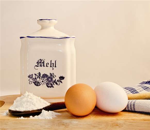 Millionen als „Freiland-“ und sogar „Bio-Eier“ auf deutschen Frühstückstischen, in Kuchen und Weihnachtsplätzchen gelandet. Marianne J./pixelio.de