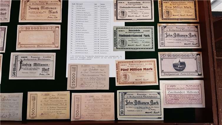 „Millionenschwere“ Vitrine zur Ausstellung über das Lahnsteiner Geld 1922/23.