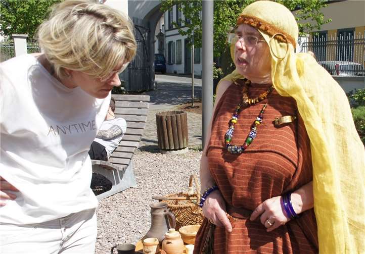 Miltrid Ruppert zeigt Schmuck und Gürtelschnalle.