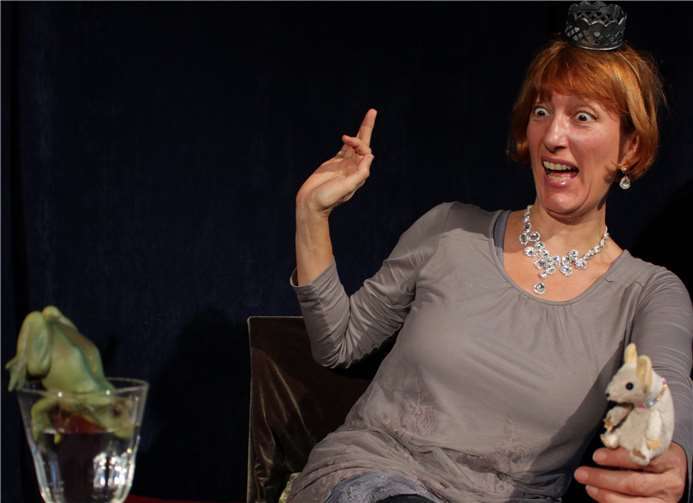 Mimi, die Märchenmaus, und Fanni beim Froschkönig. Happy End Figurentheater