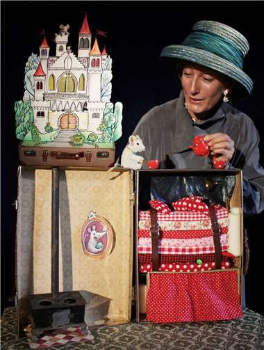 „Mimi und Fanni beim Kaffeeklatsch“. Foto: Happy End Figurentheater