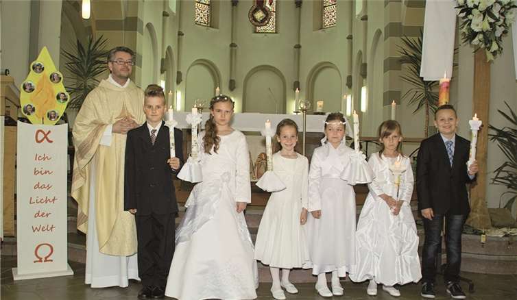 Mina Kamper, Ewelina Mlynarski, Jan Reuter, Niklas Roos, Josephin Schöneberg und Lea Tendler wurden feierlich in die kirchliche Gemeinde aufgenommen.  privat