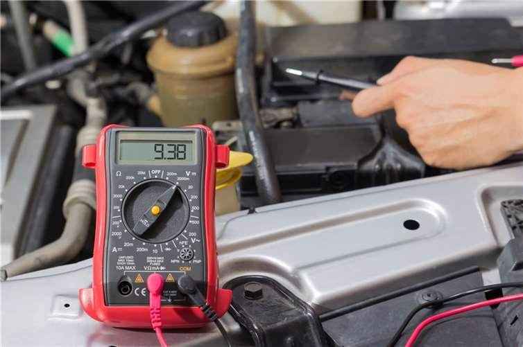 Mindestens zwölf Volt muss das Multimeter anzeigen. Ab elf spricht man bereits von einer Tiefentladung; lebensgefährlich für die Batterie. Foto: fotolia.com © oyoo