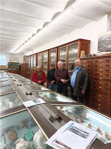 Mineraliensammler Michael Herrmann (re.) gemeinsam mit Heinz Lempertz (2.v.r.).  Foto: privat
