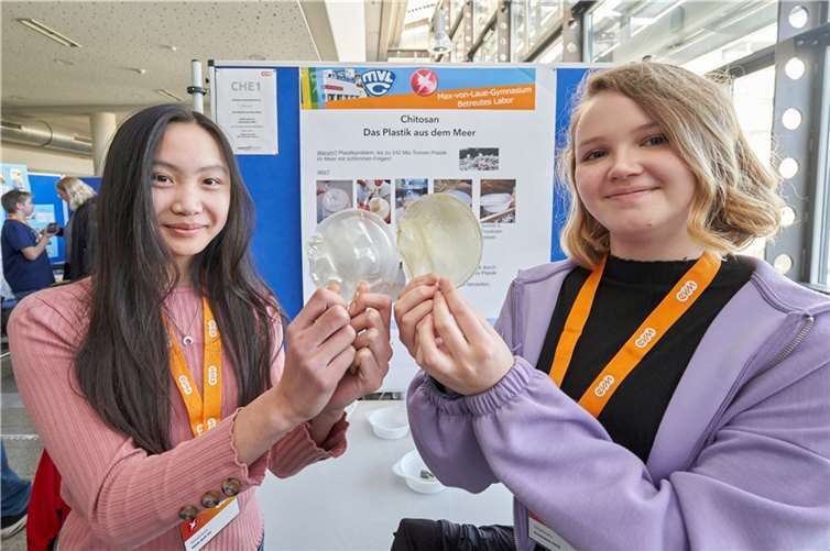 Minh Anh Vu und Anastasia Held vom Max-von-Laue-Gymnasium sichern sich mit der Idee einer umweltfreundlichen Plastik-Alternative aus Chitosan, das aus Garnelen und Krabben gewonnen ist, Platz 1 in der Kategorie Chemie.