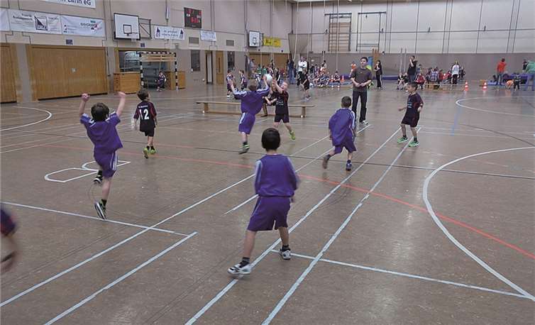 Mini B SV Urmitz in einem umkämpften Spiel gegen TV Welling.