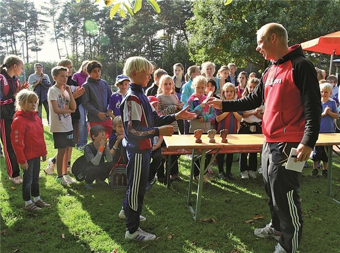 Mini-Cup Sieger bei den Jungen, Lasse Sommerfeld, mit Trainer und Jugendwart Jan Meller.privat