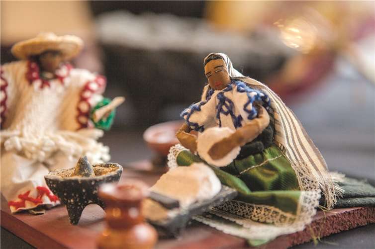 Miniatur einer Küchenszene: Tortilla-Herstellung, mit Gerätschaften wie sie zum Teil heute noch in Mexiko im Gebrauch sind.